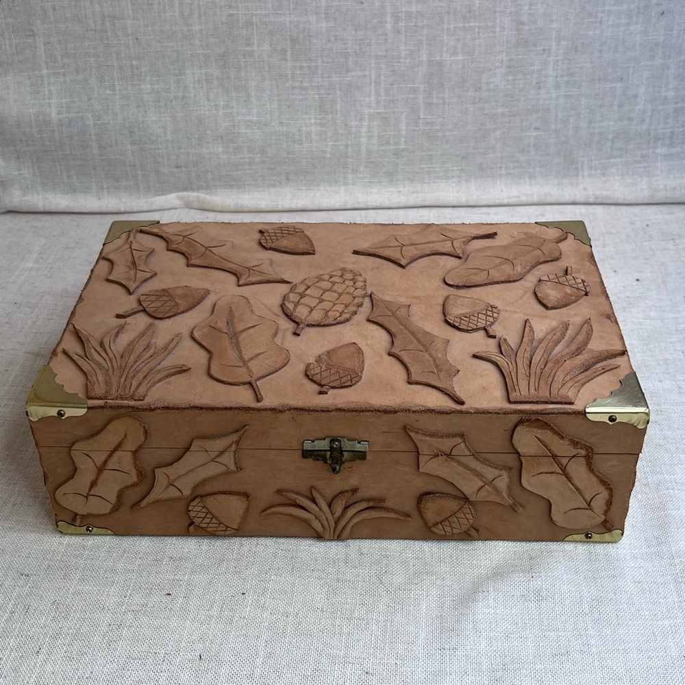 Soft felt autumn pattern storage box.